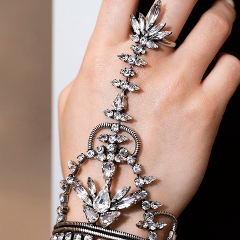The Luxor bracelet, would you dare? ✨
-
Le bracelet Louxor, oseriez-vous? ✨

#bracelet #fashionjewelry #jewelrytrends #celebrityjewelry #fashiondesigner #blingbling #laootd #redcarpet #elevateyourstyle #handmadeinitaly #jewelry #handmade #businesswoman #fashionable #celebritystyle #fashioninspo #outfitideas