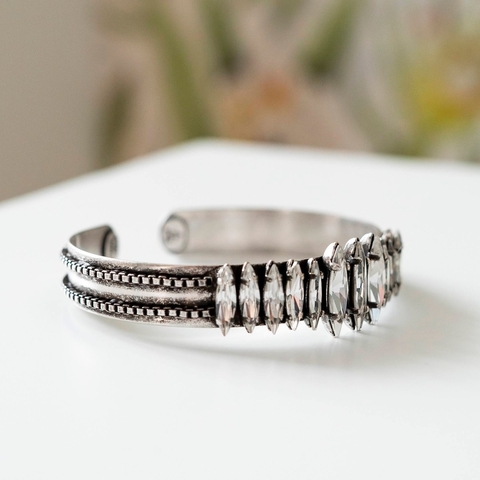 Add the bling you deserve to your wrist with the Simbel bracelet. ✨
-
Ajoutez le bling que vous méritez à votre poignet avec le bracelet Simbel. ✨

#jewelry #costumejewelry #jewellery #swarovski #crystals #blingbling #bracelet #jewelryotd #fashionjewelry